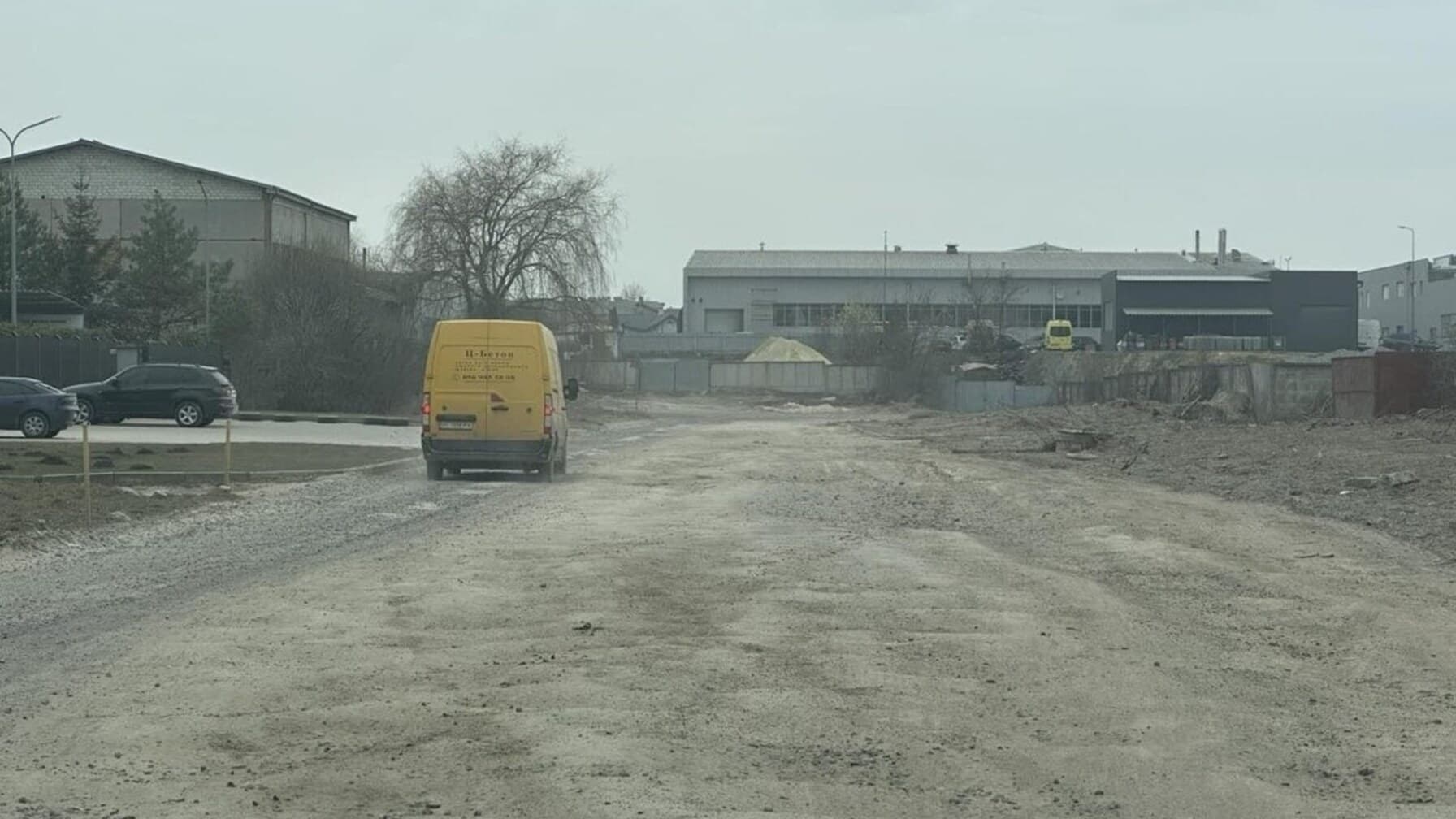 Вул. Конюшинна з нерівною дорогою без покриття, що веде у промислову зону / фото: ЛМР