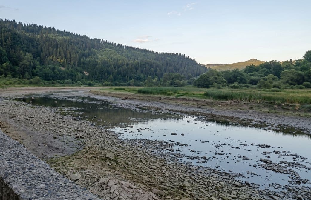 На більшості водойм області зафіксували рекордно низькі рівні води / на фото річка Стрий