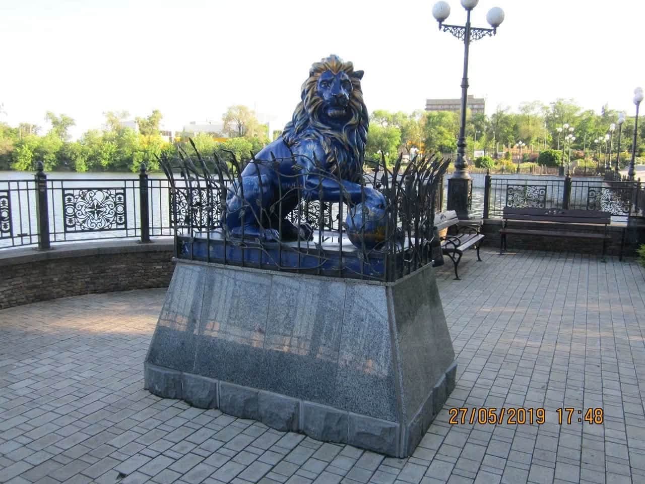 В окупованому Донецьку демонтували подаровану львів'янами у 2010 році скульптуру лева / фото Дениса Казанського