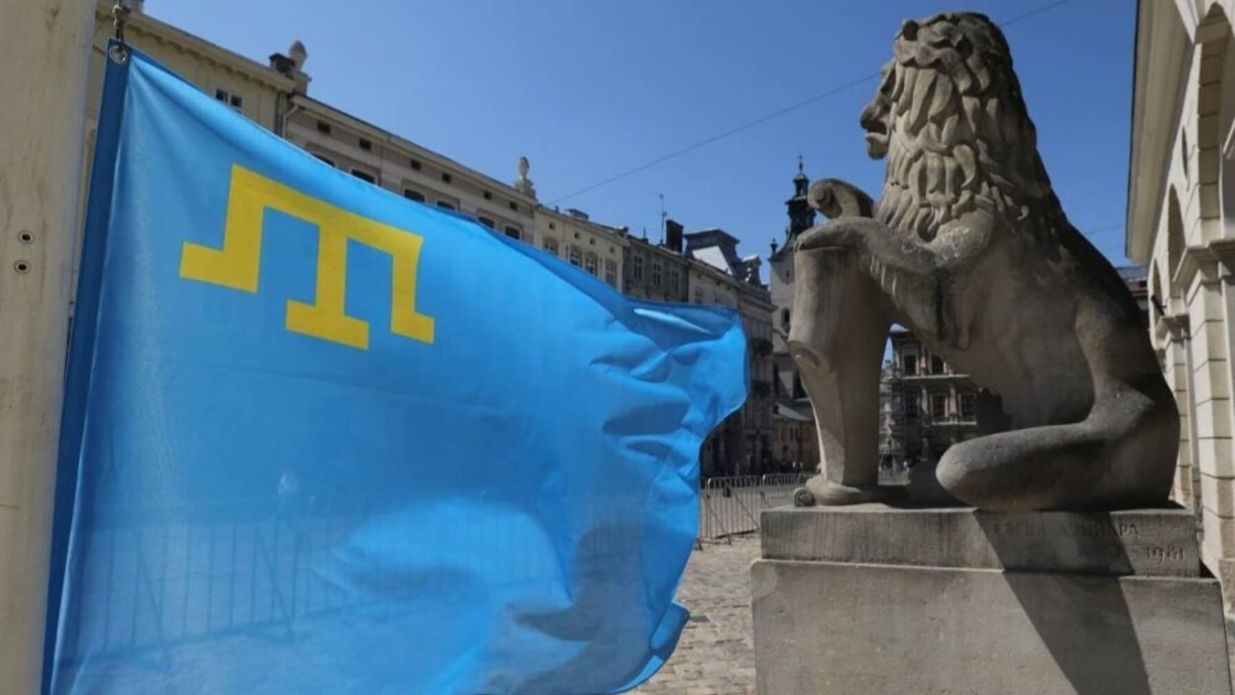 Кримськотатарський прапор біля львівської Ратуші / фото: ЛМР