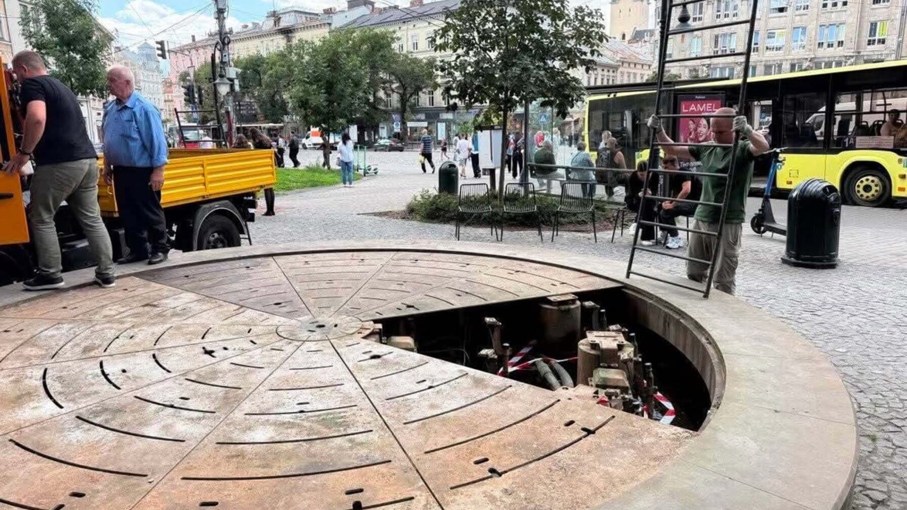 Працівники вже розпочали демонтаж металевих елементів фонтана / фото ЛМР