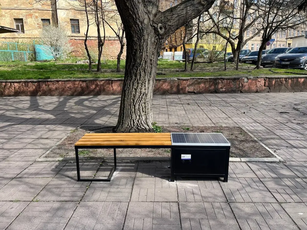Лавки з сонячними батареями, встановлені у Львові / Фото: ЛМР