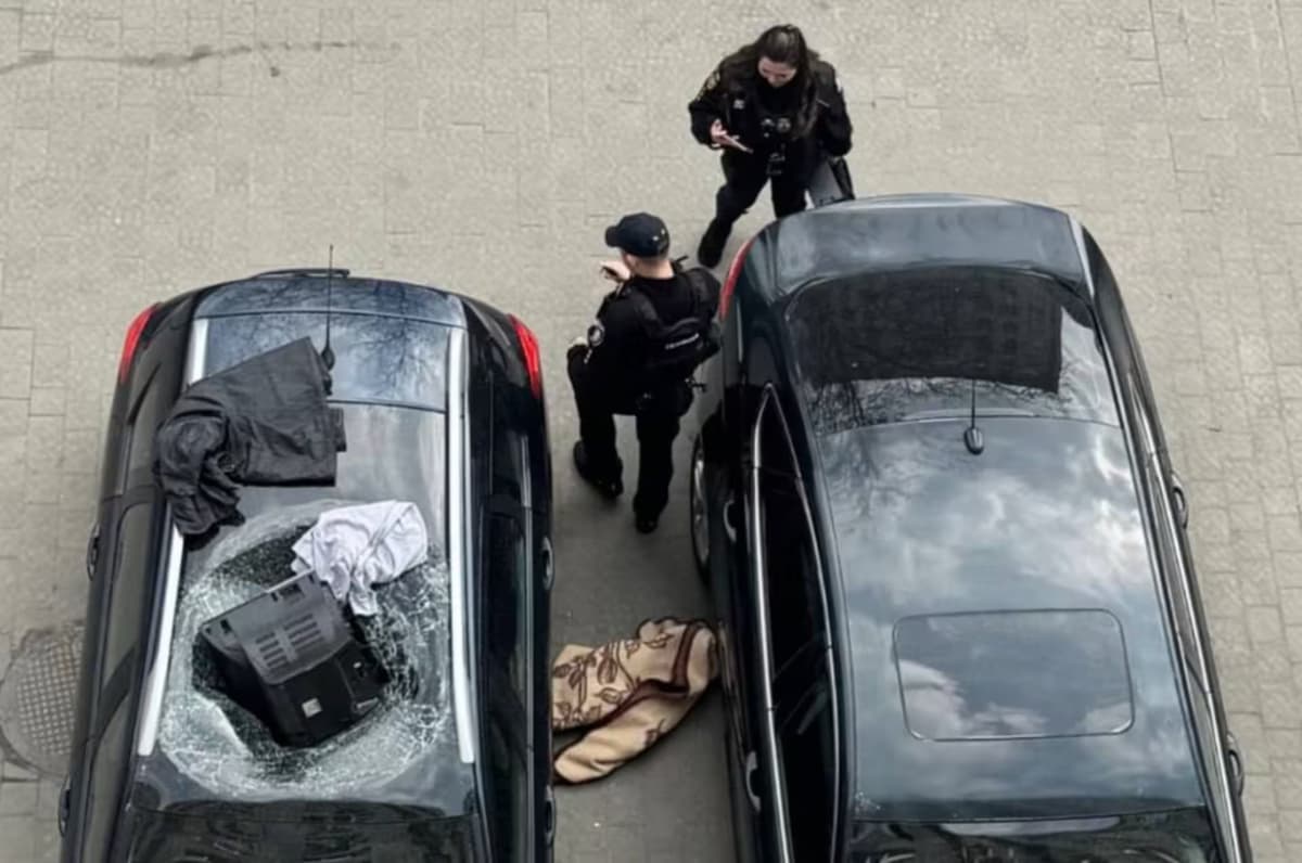 У Львові під час сварки чоловік викинув телевізор з вікна і пошкодив припарковане авто