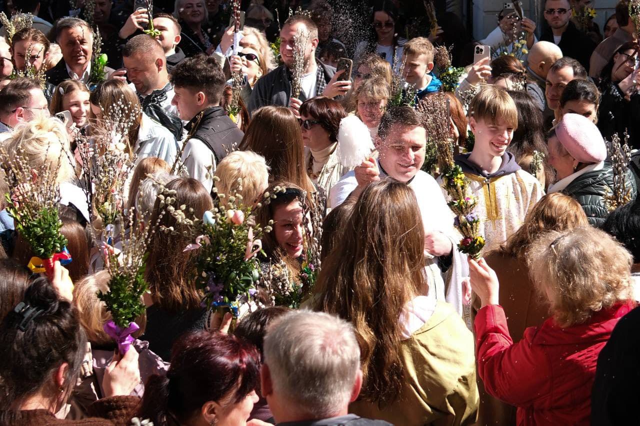 Фото: освячення верби/Львівська міська рада