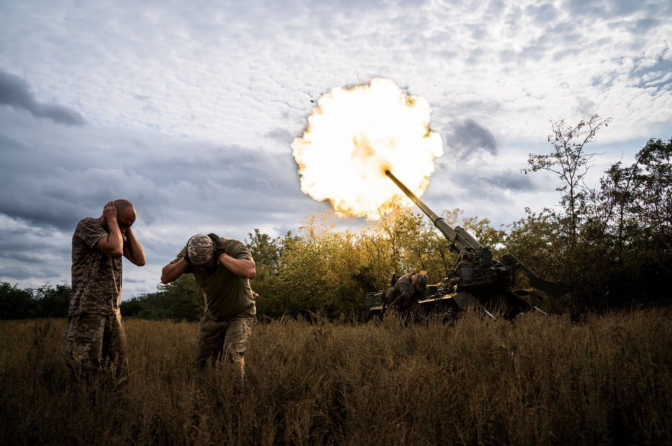 Українські артилеристи під час виконання бойового завдання / фото з Instagram-сторінки Володимира Зеленського