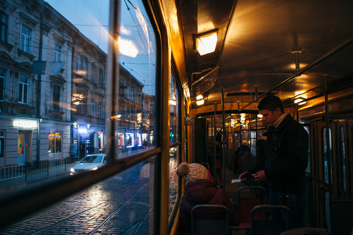 «Ти роботу собі нормальну знайди!» Як це працювати контролером у трамваях Львова. Репортаж