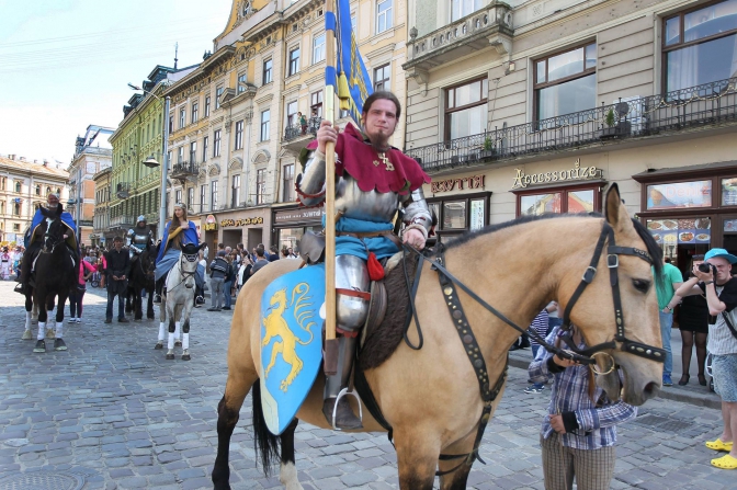 Святкова хода, Король Лев і Королева Констанція, Berbeque Fest: як львів'яни святкують День міста фото 2