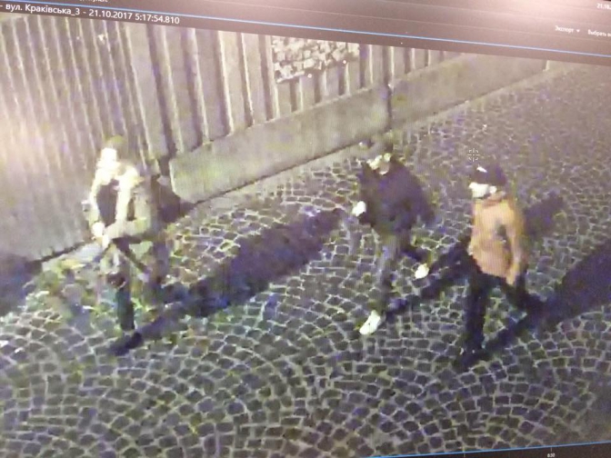 У центрі міста: львів'ян просять упізнати молодиків, які побили хлопця фото 1