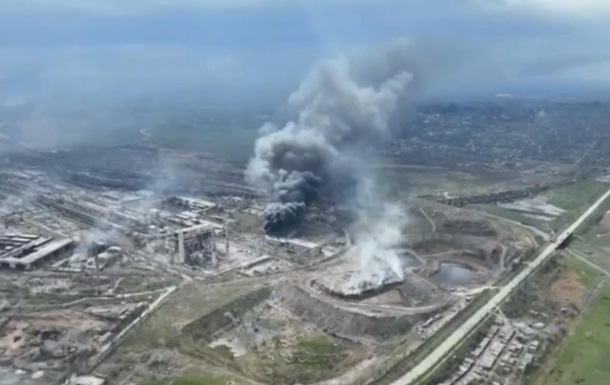 Масований удар росіян по заводу «Азовсталь» у Маріуполі 18 квітня 2022 року. Фото: скрін з відео Маріупольської міськради