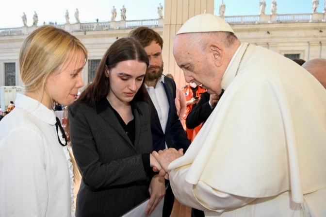 Жінки захисників з полку "Азов" під час зустрічі з Папою Римським у Ватикані 11 травня