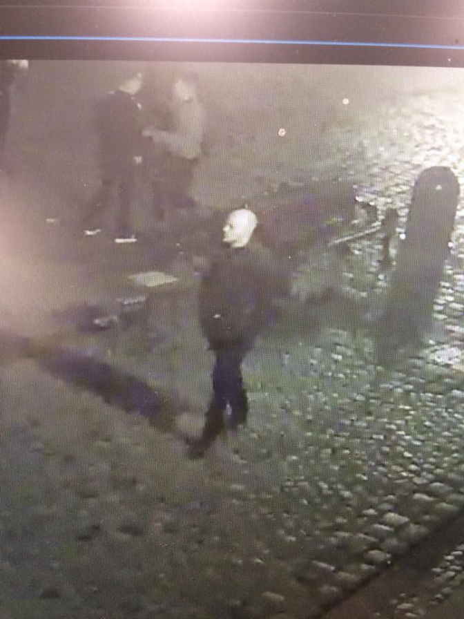 У центрі міста: львів'ян просять упізнати молодиків, які побили хлопця фото 2