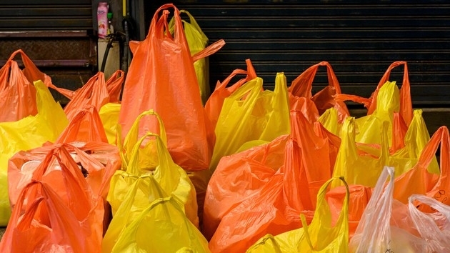 Пакет у пакеті. Що потрібно, аби львівські супермаркети припинили продавати пластикові торбинки