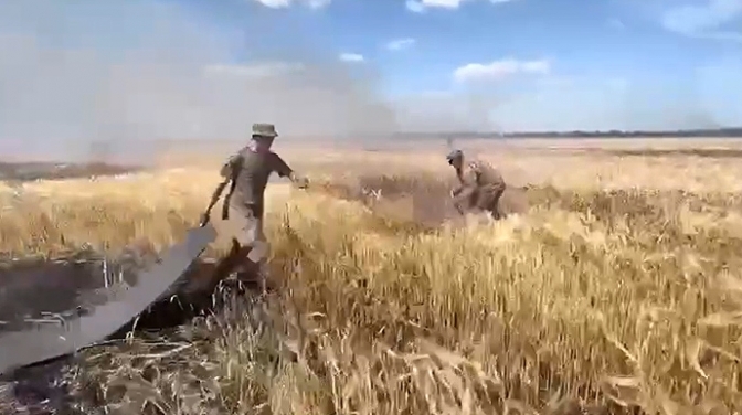 Скріншот з відео де Українські військові гасять пожежі