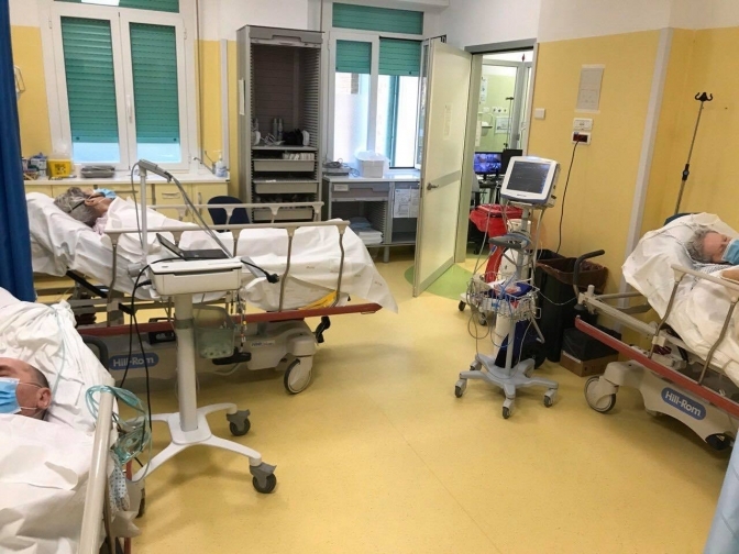 «Медикам важко бачити, як хворіють їхні колеги», – анестезіолог зі Львова про три тижні в італійській лікарні
