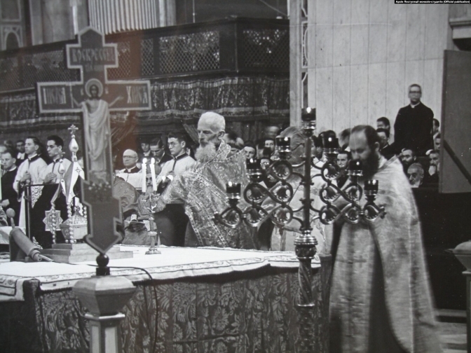 Отець Климентій у співслужінні Божественної Літургії разом з вихователями Папської Руської колегії (Руссікум) у базиліці Святого Петра у Римі 21 травня 1939 р. ФОТО:RADIOSVOBODA.ORG