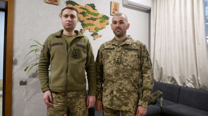 Голова ГУР Кирило Буданов (ліворуч) і український пілот Роман Василюк