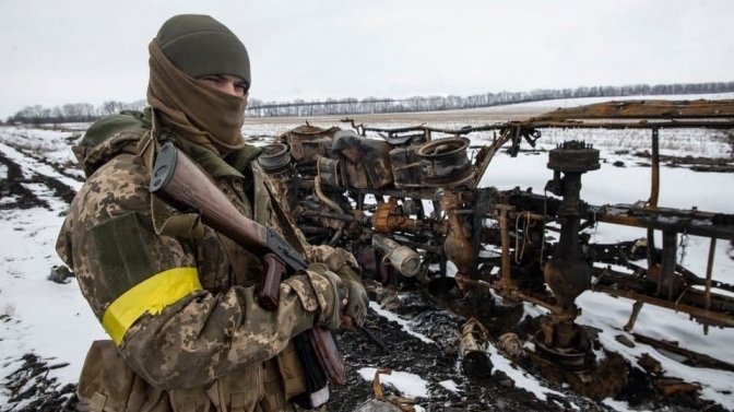 Фото умовне/Український військовий поруч зі знищеною російською технікою