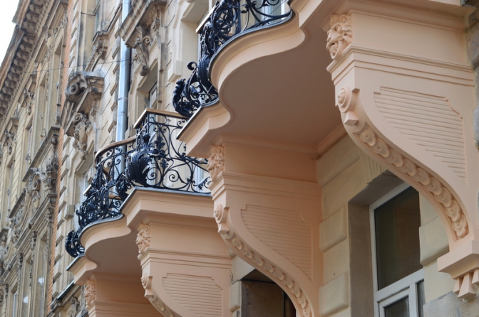 Фотофакт: у Львові реставрують старовинні балкони фото 1