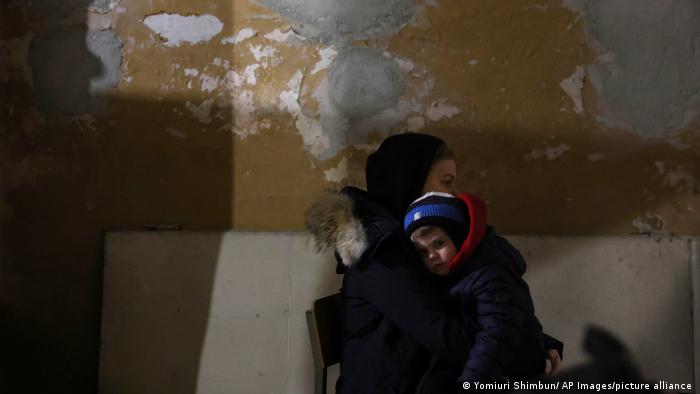 Жінка з дитиною у бомбосховищі у Львові, 25 лютого
Фото: DW