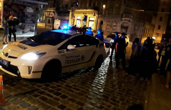 Не помітили: у Львові поліцейський автомобіль збив жінку на пішохідному переході фото
