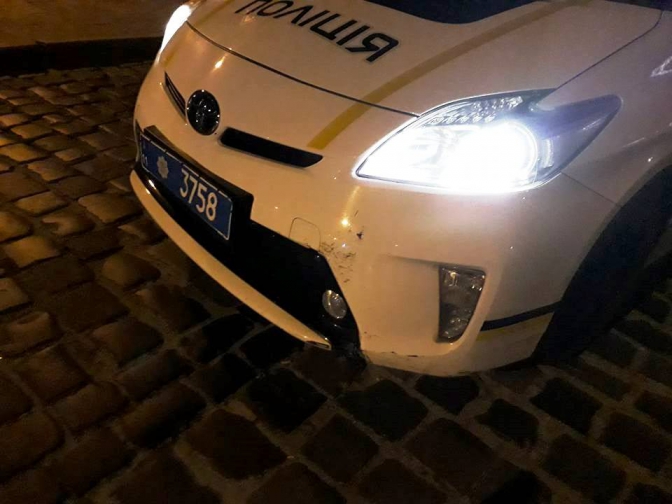 Не помітили: у Львові поліцейський автомобіль збив жінку на пішохідному переході фото 1