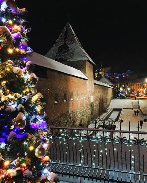 Зимовий настрій: соцмережі заполонили фото засніженого Львова й Карпат фото