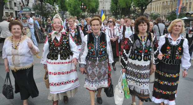 У Львові до Дня матері відбулася святкова хода у вишиванках (фото) фото 1