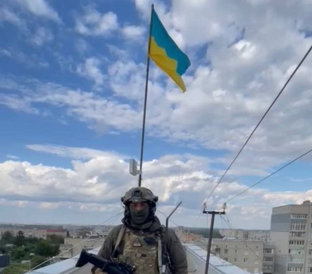 Ukrainian flag in Balaklia, Kharkiv region / Photo: BBC