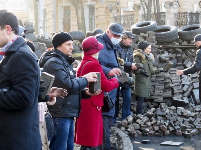 Regular Ukrainians building a barricade during the 2014 Revolution of Dignity, in which people stood in the streets during several cold winter months until the pro-Moscow regime in Kyiv quit and fled to Russia. | Photo by Euan Cameron on Unsplash.