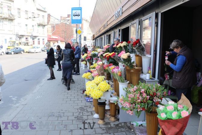 Фотофакт: продавці Стрийського ринку звільнили тротуар від квітів фото 1