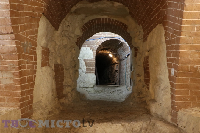 Фотофакт: у центрі Львова відкрили для огляду автентичне підземелля храму фото 9