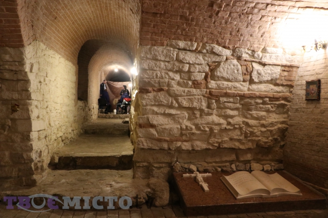 Фотофакт: у центрі Львова відкрили для огляду автентичне підземелля храму фото 6