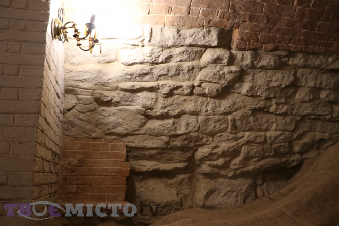 Фотофакт: у центрі Львова відкрили для огляду автентичне підземелля храму фото 5