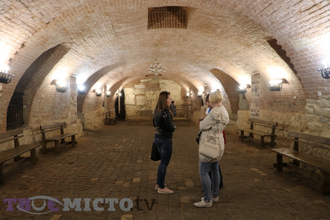 Фотофакт: у центрі Львова відкрили для огляду автентичне підземелля храму фото
