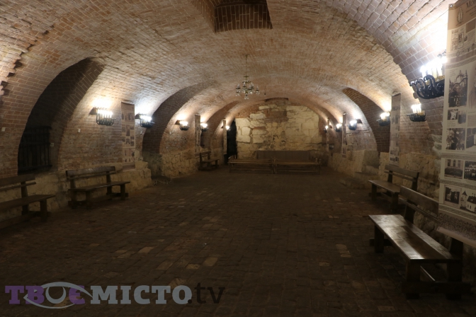 Фотофакт: у центрі Львова відкрили для огляду автентичне підземелля храму фото 7