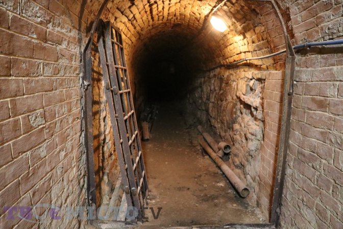 Фотофакт: у центрі Львова відкрили для огляду автентичне підземелля храму фото 10