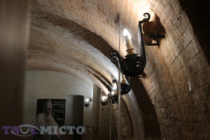 Фотофакт: у центрі Львова відкрили для огляду автентичне підземелля храму фото 8