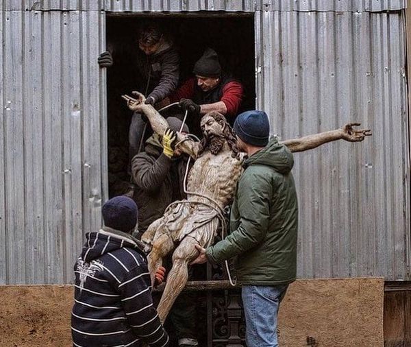 Статую Ісуса Христа винесли з Вірменського собору Львова для зберігання в бункері.
Фото: Андре Луїс Алвес