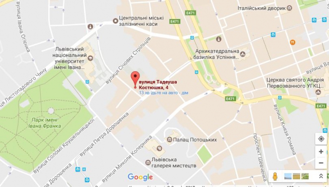 Ледь не вбив людину: у Львові на хідник обвалився кам’яний балкон фото