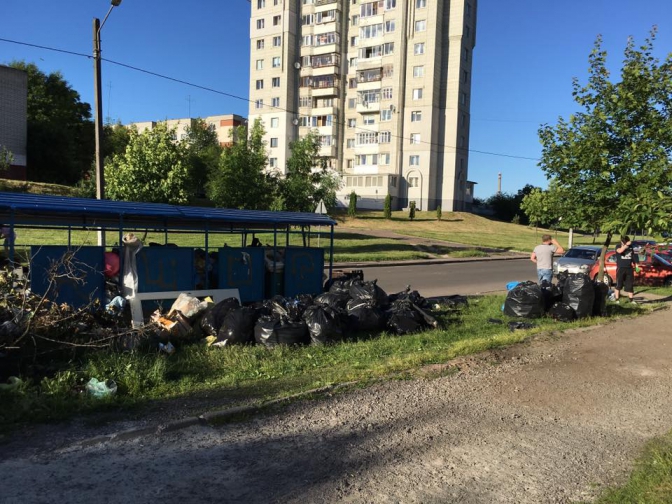 Допоможи собі сам: як львів'яни організувалися, щоби прибрати сміття біля домівок фото 2
