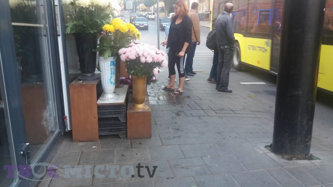 Фотофакт: продавці Стрийського ринку звільнили тротуар від квітів фото