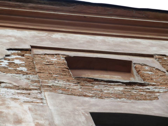У Львові на літній майданчик обвалилась стіна  (фото) фото
