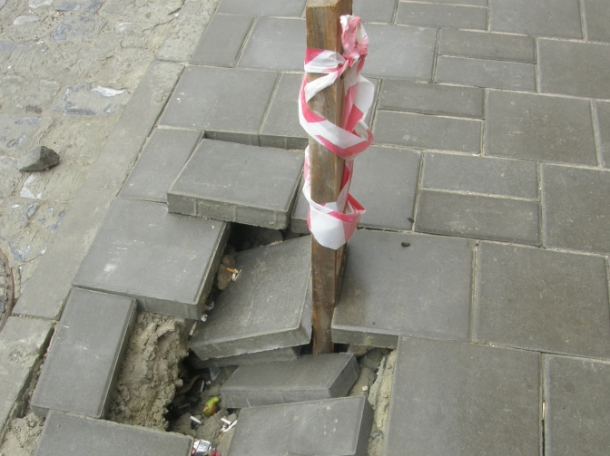 Фотофакт: свіжий ремонт на вулиці Мечникова вже треба переробляти фото