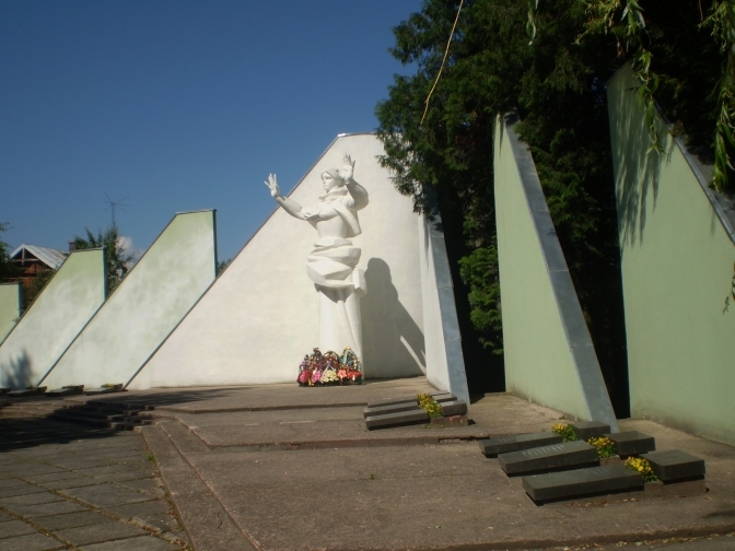 Фото меморіалу у Дрогобичі з відкритих джерел