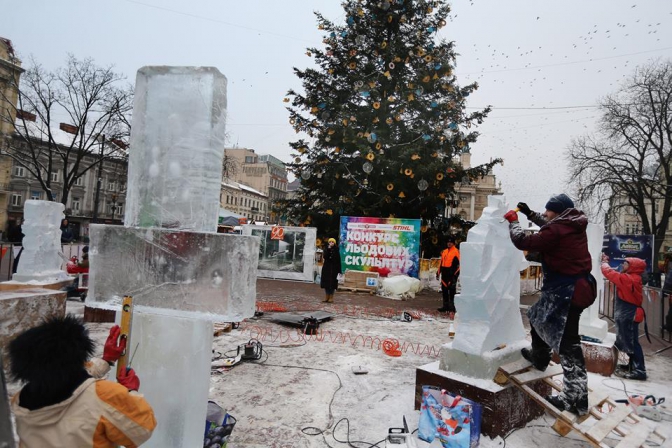 Фоторепортаж: як у центрі Львова створюють крижані скульптури фото 7