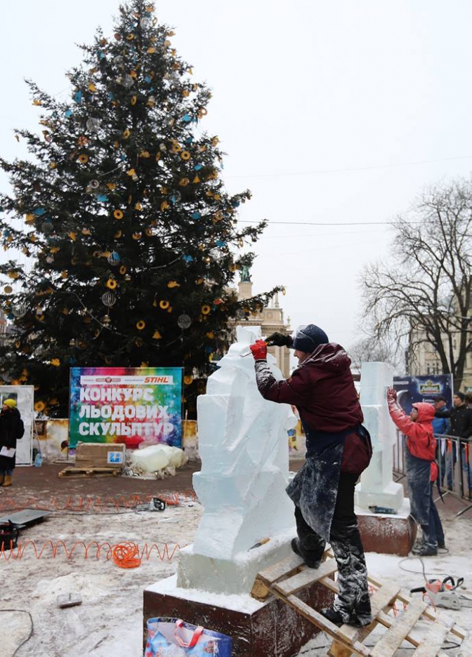 Фоторепортаж: як у центрі Львова створюють крижані скульптури фото 6