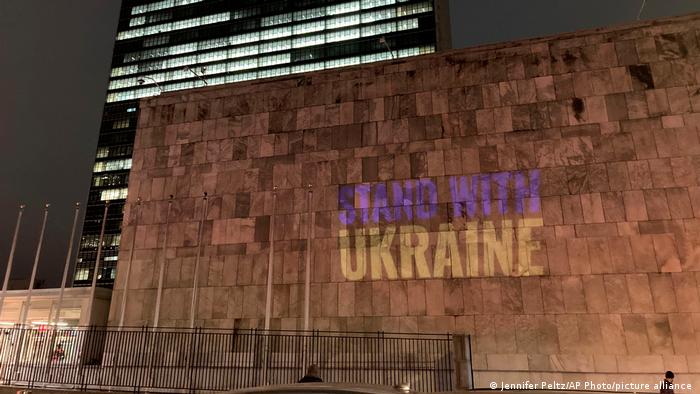 "Stand with Ukraine" - світлова проєкція у фарбах українського прапору на будівлі ООН у Нью-Йорку, 24 лютого.
Фото: DW