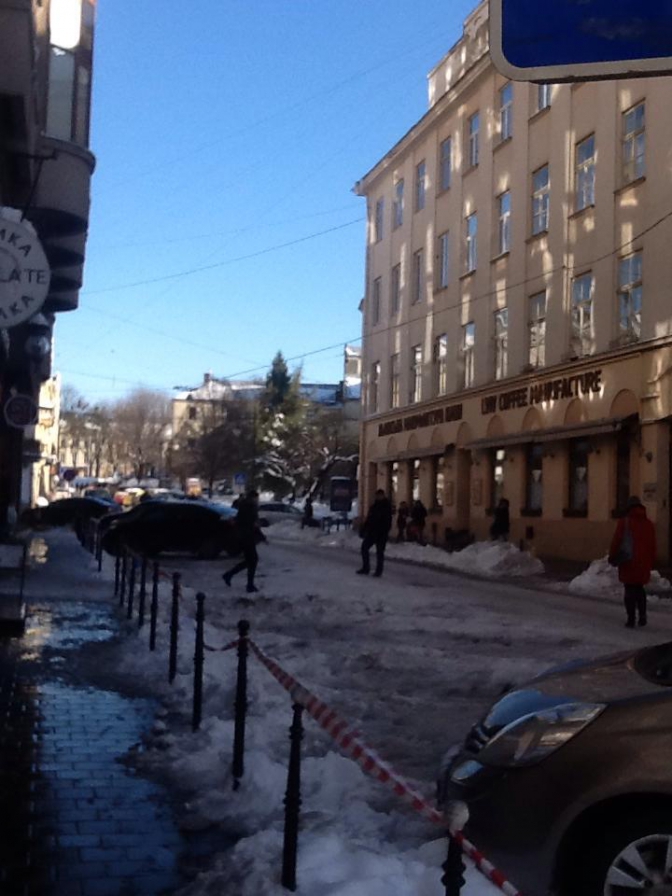 Бережись: у Львові через падаючі брили льоду закрили парковку фото
