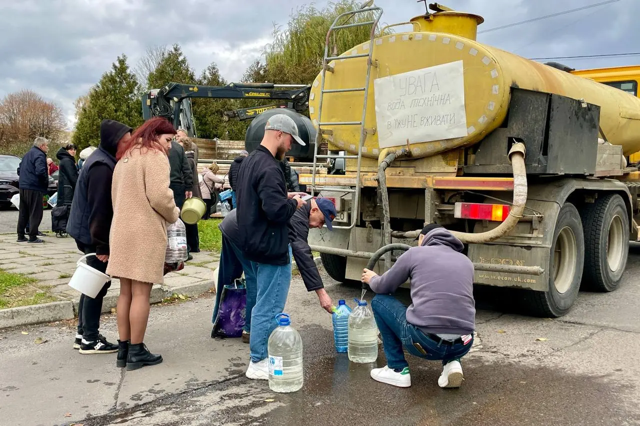 Для мешканців облаштують пункти розливу питної води.