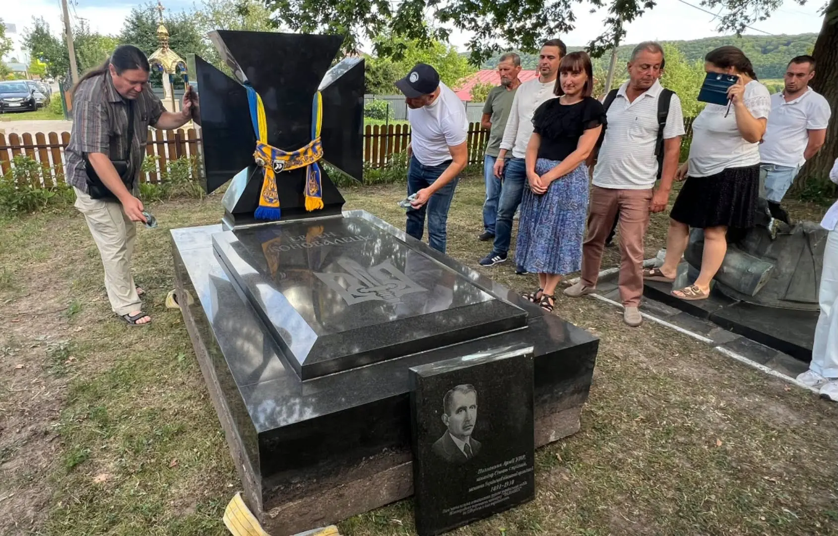 До Зашкова повернули 87-річний хрест із могили Євгена Коновальця / фото ЛОВА